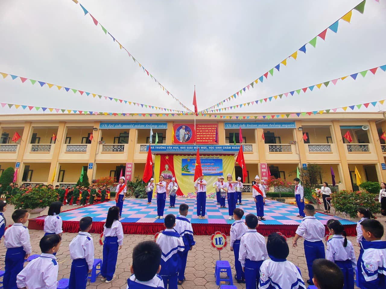 SINH HOẠT DƯỚI CỜ CHỦ ĐỀ: UỐNG NƯỚC NHỚ NGUỒN 
