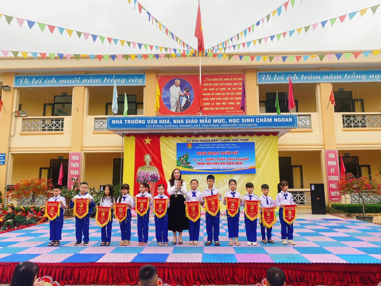 SINH HOẠT DƯỚI CỜ CHỦ ĐỀ: UỐNG NƯỚC NHỚ NGUỒN 